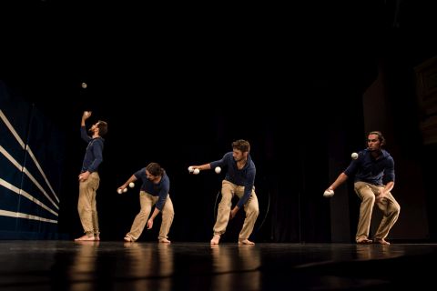 zdjęcie czterech osób żonglujących na scenie