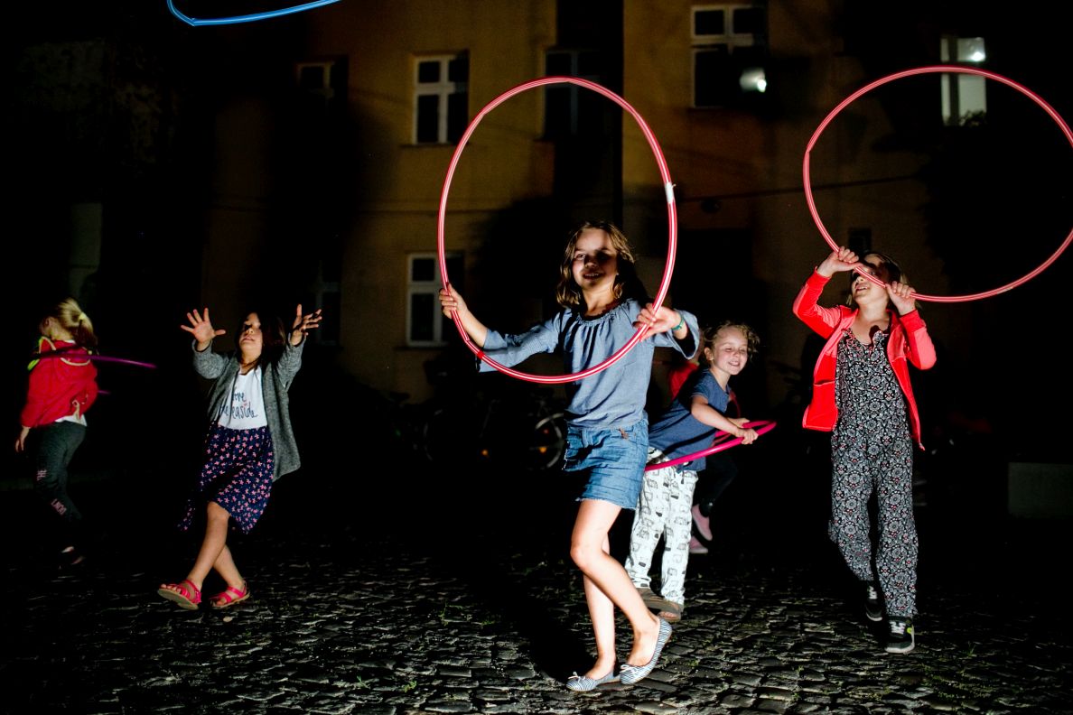 Dzieci bawiące się hula-hop. 