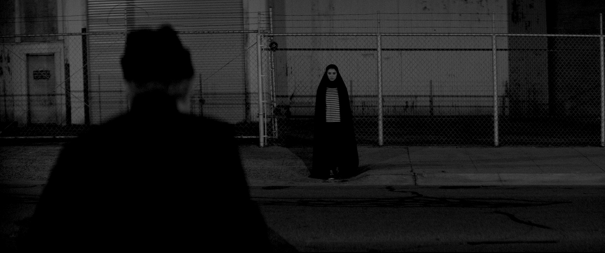 zdjęcie przedstawiające kadr z filmu O dziewczynie, która wraca nocą sama do domu