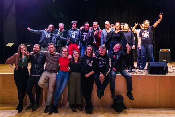 Zdjęcie przedstawia twórców i organizatorów produkcji filmowej Muzyczne Piekło.