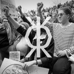 Zdjęcie protestujących kobiet z logotypem feminatywy.