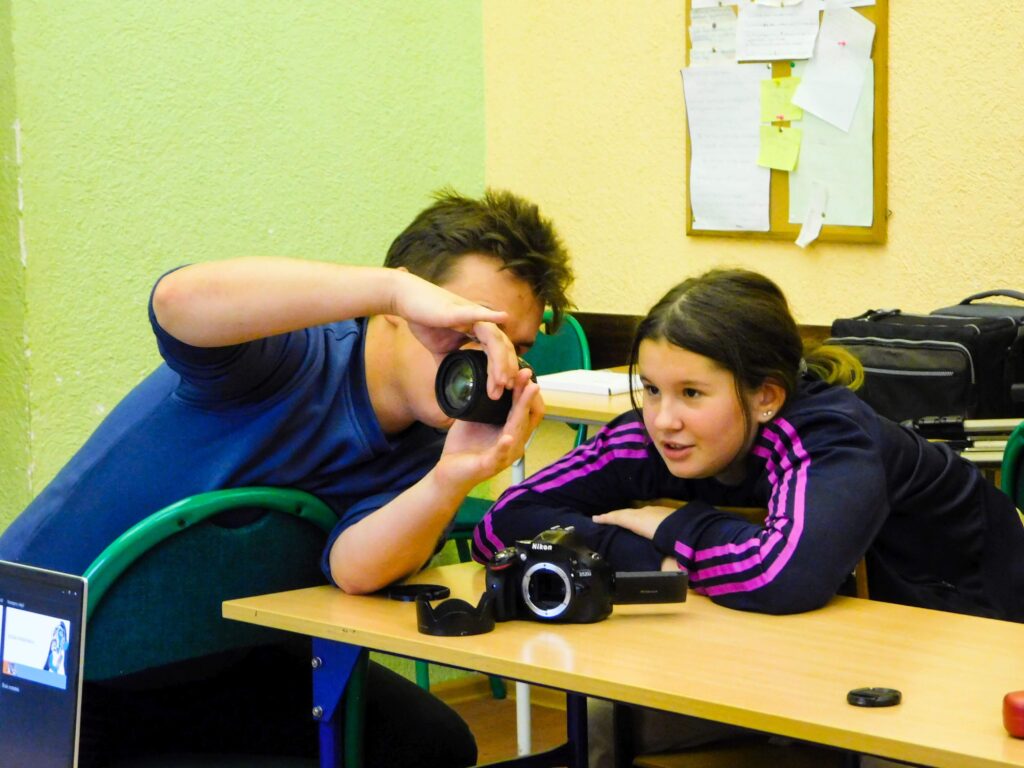 Dziewczyna i chłopak patrzący na obiektyw kamery.