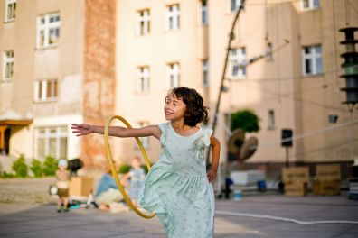 Zdjęcie dziewczynki bawiącej się hula-hop.