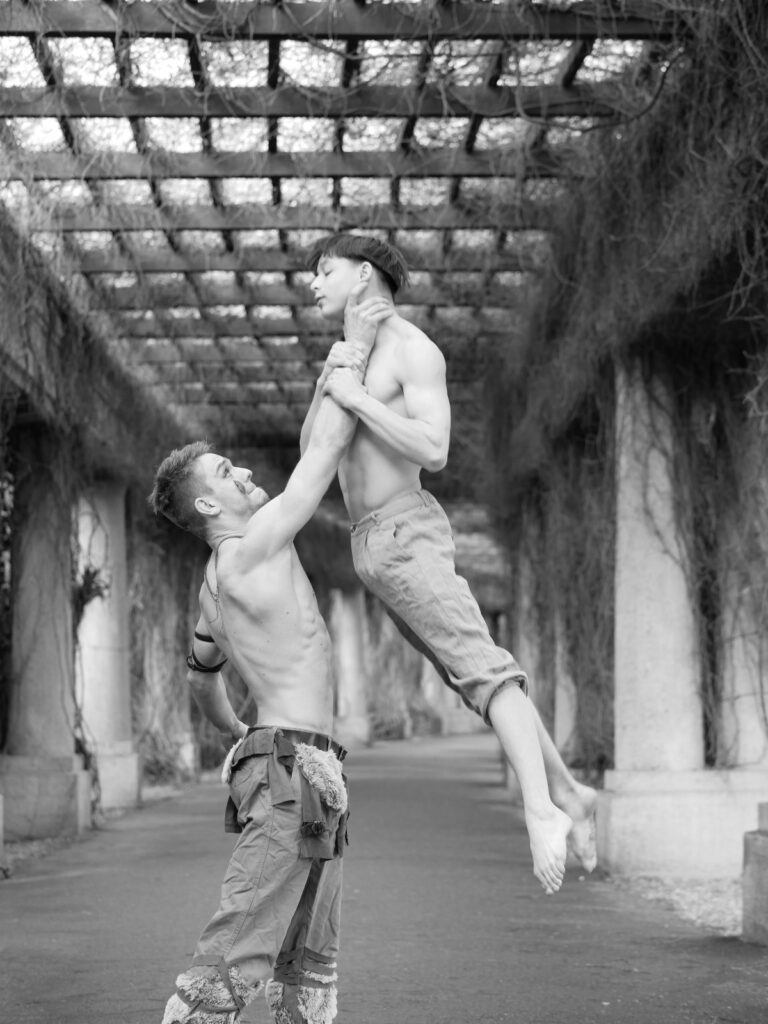 Zdjęcie 2 mężczyzn akrobatów.