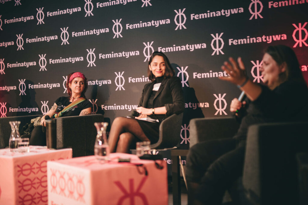 Zdjęcie przedstawia panelistki podczas rozmowy w ramach Feminatywy Polsko-Ukraińskiej.