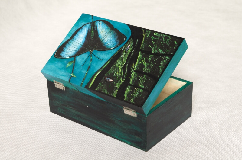 Pudełko ozdobione przez Katarzyną Konarską, na wieczku widać niebieskiego motyla.